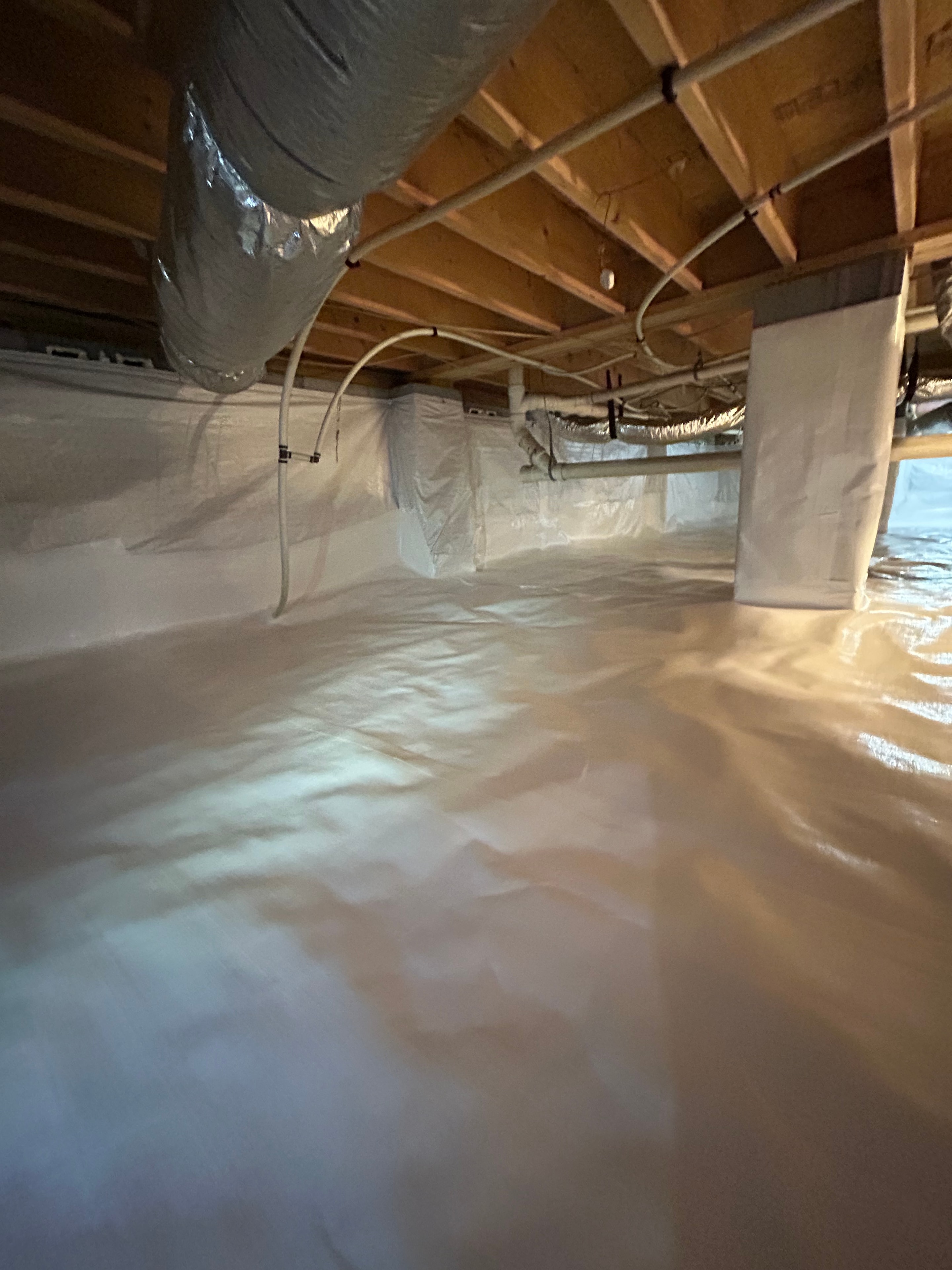 Crawl space with vapor barrier and ductwork